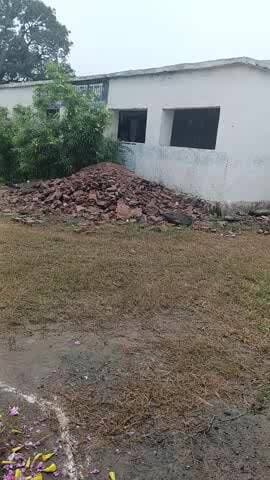 रिठी क्षेत्र : ग्राम पंचायत नैगवा के ग्राम सूखा में स्कूल की मरम्मत हुई हैं तो उसका कचरा स्कूल के सामने फेंका साफ सफाई