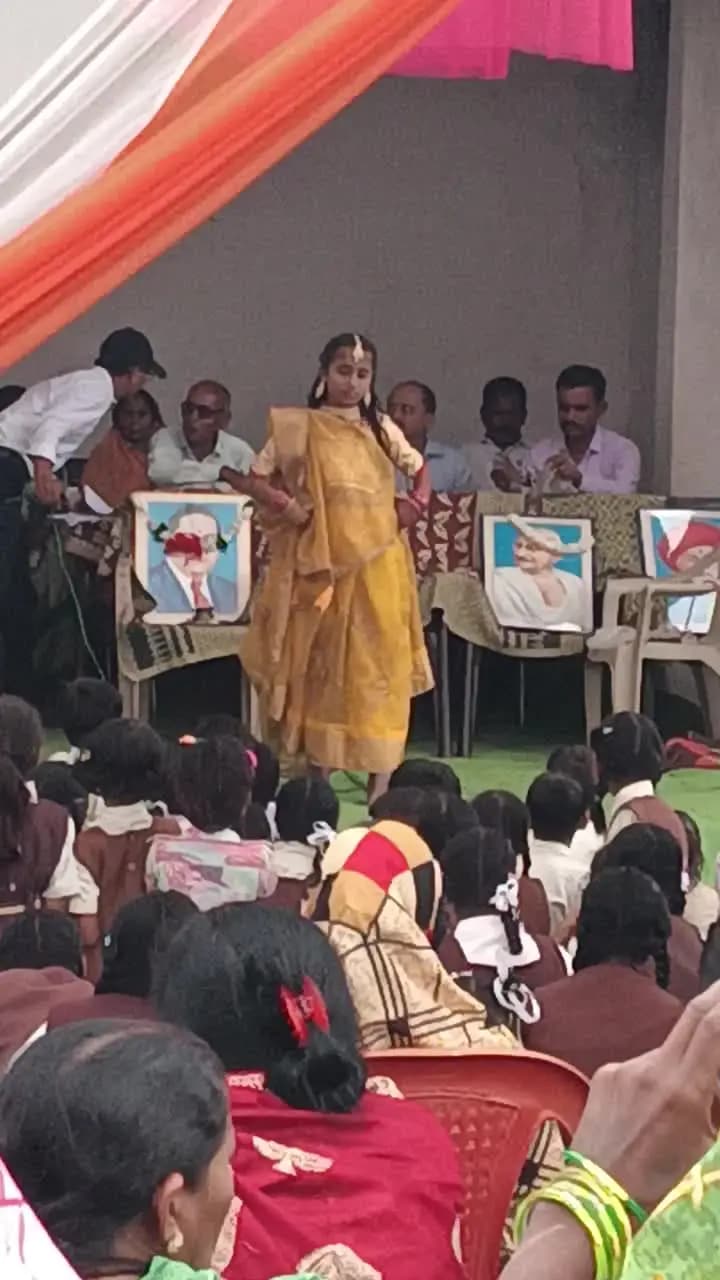 आज ग्राम सांवरी खुर्द शासकीय माध्यमिक शाला में 15अगस्त स्वतंत्रता दिवस समारोह पर बच्चों का रंगारंग कार्यक्रम किया गय