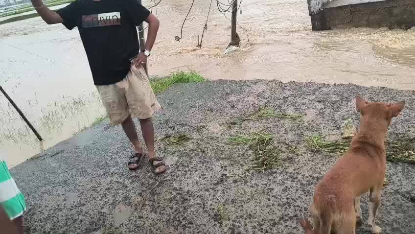 ग्राम पंचायत खटखरी में बलिया टोला रोड पर 5 वर्ष पूर्व सरपंच सीता शरण शाह पूर्व सचिव रामनरेश द्वारा बनवाया गया था जो घटिय