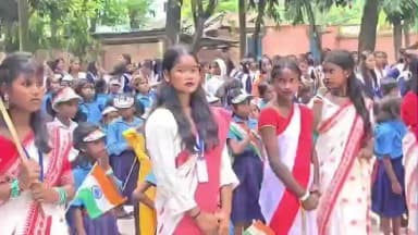 हसनगंज: 80वां स्वतंत्रता दिवस पर हसनगंज में शान से लहराया तिरंगा, सरकारी व निजी कार्यालयों में हुआ ध्वजारोहण, तिरंगे को दी सलामी