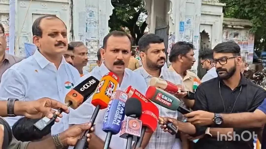 കോട്ടയം: വന്ദേമാതരം നിർബന്ധമില്ലെന്ന് ഓർഡർ ഇറക്കിയ ഉദ്യോഗസ്ഥന്റെ പണി കാണില്ലെന്ന് ബിജെപി നേതാവ് ഷോൺ ജോർജ് ഗാന്ധി സ്ക്വയറിൽ പറഞ്ഞു