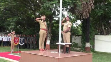 गडचिरोली पोलीस दलातर्फे 80 वा स्वातंत्र्य दिन उत्साहात साजरा!
पोलीस अधीक्षक कार्यालय, गडचिरोली येथे पोलीस अधीक्षक श्री. एम. रमेश यांच्या हस्ते ध्वजारोहण करून स्वातंत्र्य दिन उत्साहपूर्ण वातावरणात साजरा करण्यात आला.
शौर्य, सेवा आणि राष्ट्रनिष्ठेचा गौरव…
गडचिरोलीत स्वातंत्र्याचा उत्सव!
#GadchiroliPolice #IndependenceDay #स्वातंत्र्यदिन #MaharashtraPolice #JaiHind
@mramesh_ips @cmomaharashtra_ @dgpmaharashtra