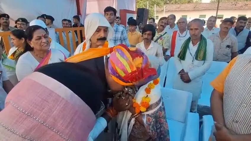 🇮🇳 राष्ट्रीय पर्व 15 अगस्त स्वतंत्रता दिवस के अवसर पर नर्मदापुरम जिला मुख्यालय के पुलिस परेड ग्राउंड पर आयोजित मुख्य कार्यक्रम के दौरान खेल एवं युवा कल्याण तथा सहकारिता मंत्री मध्य प्रदेश शासन श्री विश्वास सारंग ने स्वतंत्रता संग्राम सेनानियों के परिजनों को शॉल श्रीफल भेंट कर उनका सम्मान किया।
Jansampark Madhya Pradesh #narmadapuram