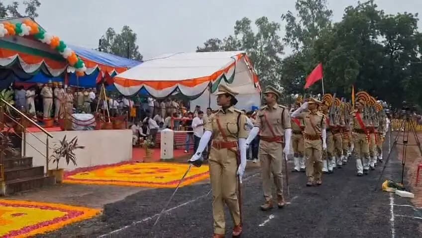 15 अगस्त स्वतंत्रता दिवस के अवसर पर जिला मुख्यालय के पुलिस परेड ग्राउंड पर आयोजित जिला स्तरीय कार्यक्रम के दौरान मुख्य अतिथि खेल एवं युवा कल्याण तथा सहकारिता मंत्री श्री विश्वास सारंग ने ध्वजारोहण कर परेड की सलामी ली।
Jansampark Madhya Pradesh #narmadapuram