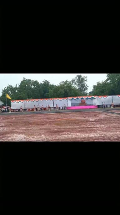 राष्ट्रीय पर्व 15 अगस्त स्वतंत्रता दिवस के अवसर पर भोपाल में आयोजित मुख्य कार्यक्रम समारोह से मध्य प्रदेश के मुख्यमंत्री डॉ मोहन यादव ने प्रदेश वासियों को संबोधित किया। जिसका लाइव प्रसारण पुलिस परेड ग्राउंड #नर्मदापुरम पर आयोजित जिला स्तरीय कार्यक्रम के दौरान नगर वासियों ने देखा और सुना।
इस अवसर पर मध्यप्रदेश शासन के खेल एवं युवा कल्याण तथा सहकारिता मंत्री श्री विश्वास सारंग, पूर्व विधानसभा अध्यक्ष एवं नर्मदापुरम विधायक डॉ सीतासरन शर्मा, राज्यसभा सांसद श्रीमती माया नारोलिया, सोहागपुर विधायक श्री विजयपाल सिंह, नगर पालिका अध्यक्ष नर्मदापुरम श्रीमती नीतू यादव, जनपद पंचायत नर्मदापुरम अध्यक्ष श्री भूपेंद्र चौकसे, श्रीमती प्रीति शुक्ला, आईजी चंद्रशेखर सोलंकी, डीआईजी वीरेंद्र कुमार सिंह, कलेक्टर श्री सोमेश मिश्रा, एसपी श्री साई कृष्ण एस थोटा सहित अन्य जनप्रतिनिधि एवं अधिकारीगण उपस्थित रहे।
Jansampark Madhya Pradesh #narmadapuram