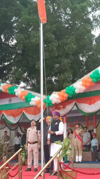 ➡️ राष्ट्रगीत वंदे मातरम के गायन के साथ प्रारंभ हुआ राष्ट्रीय पर्व स्वतंत्रता दिवस का मुख्य कार्यक्रम
🇮🇳 15 अगस्त स्वतंत्रता दिवस के अवसर पर #नर्मदापुरम जिला मुख्यालय के पुलिस परेड ग्राउंड पर आयोजित राष्ट्रीय पर्व स्वतंत्रता दिवस के मुख्य कार्यक्रम का प्रारंभ राष्ट्रगीत वंदे मातरम के गायन के साथ हुआ। इस अवसर पर मुख्य अतिथि मध्यप्रदेश शासन के खेल एवं युवा कल्याण तथा सहकारिता मंत्री श्री विश्वास सारंग ने ध्वजारोहण किया और राष्ट्रगान जन गण मन का गायन किया गया। 🇮🇳
Jansampark Madhya Pradesh #narmadapuram