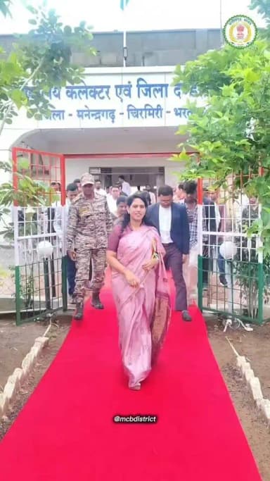 🇮🇳 कलेक्ट्रेट परिसर में कलेक्टर सुश्री संतन देवी जांगड़े ने किया ध्वजारोहण
देश के 80वें स्वतंत्रता दिवस के अवसर पर कलेक्ट्रेट परिसर में कलेक्टर सुश्री संतन देवी जांगड़े ने ध्वजारोहण किया। राष्ट्रगान के पश्चात अधिकारी-कर्मचारियों ने राष्ट्र की एकता, अखंडता एवं संप्रभुता के प्रति अपनी प्रतिबद्धता दोहराई।
कलेक्टर ने सभी को स्वतंत्रता दिवस की शुभकामनाएं देते हुए पूरी निष्ठा, ईमानदारी एवं संवेदनशीलता के साथ जनसेवा करने का आह्वान किया।
🎶 देशभक्ति गीतों से गूंजा कलेक्ट्रेट परिसर
अधिकारी-कर्मचारियों ने देशभक्ति गीतों की प्रस्तुतियों से समारोह में उत्साह और उमंग भर दिया।
🏆 खेल प्रतियोगिता के विजेता हुए सम्मानित
हर घर तिरंगा यात्रा के तहत आयोजित दो दिवसीय खेल प्रतियोगिता में प्रथम, द्वितीय एवं तृतीय स्थान प्राप्त करने वाले अधिकारी-कर्मचारियों को प्रशस्ति पत्र देकर सम्मानित किया गया।
🇮🇳 राष्ट्रप्रेम, जनसेवा और विकास के संकल्प के साथ मनाया गया स्वतंत्रता दिवस।
#स्वतंत्रता_दिवस #80वां_स्वतंत्रता_दिवस #HarGharTiranga #MCB #Manendragarh #देशभक्ति #mcbdistrict