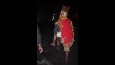 चम्बा: भरमौर में उफनते नाले को पार करने के लिए बारात ने उठाया जोखिम, दूल्हे को पीठ पर लादकर पार कराया नाला