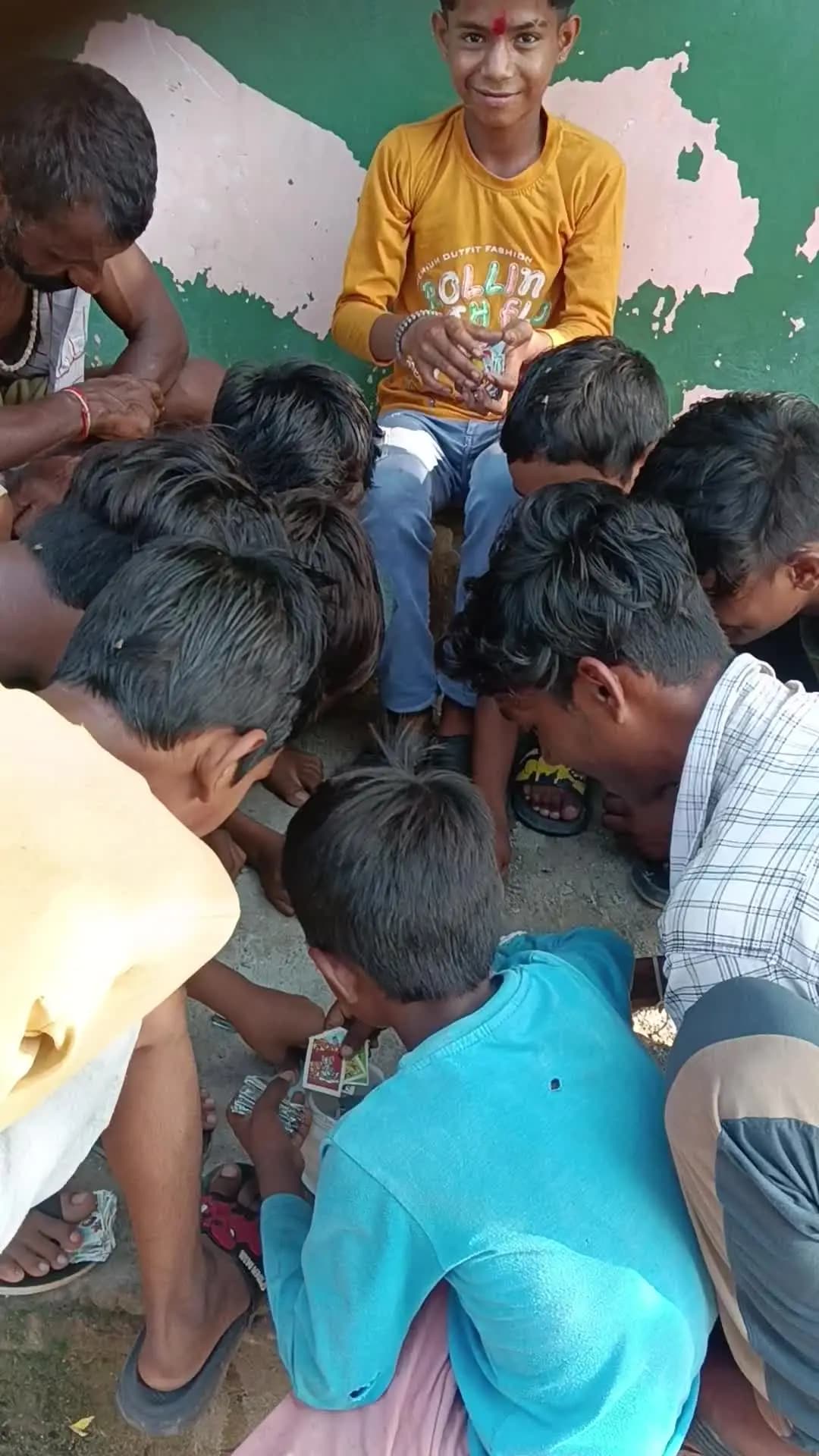 आज़ादी के इतने साल बाद भी कई बच्चों का ताश या जुआ खेलना गंभीर सामाजिक और आर्थिक समस्याओं का परिणाम है। इसका मुख्य कारण ग