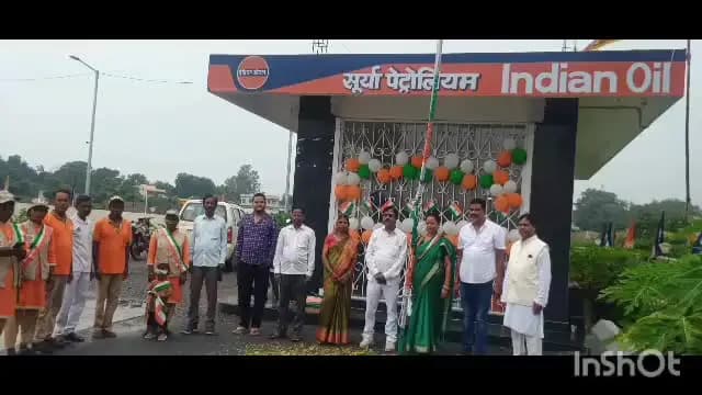 सिसई के मेन रोड स्थित सूर्या पेट्रोलियम में तिरंगा फहराते हुए बहुत ही धूमधाम के साथ मनाया गया स्वतंत्रता दिवस,जमकर हुई न