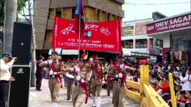 श्रीनगर: गोला बाजार में गूंजी देशभक्ति की गूंज, स्कूली परेड और झांकियों ने मोहा मन, महापौर आरती भंडारी ने ली सलामी