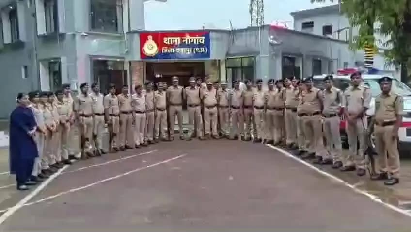 नौगांव: नौगांव थाने में स्वतंत्रता दिवस पर शान से लहराया तिरंगा, थाना प्रभारी संजय राय ने दिलाई कर्तव्यनिष्ठा की सीख