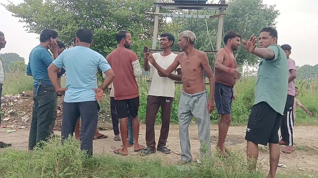 बिजली नहीं आने से गांव न.भोला फीटर मोहिनीपुर रूपसपुर शिकोहाबाद फिरोजाबाद