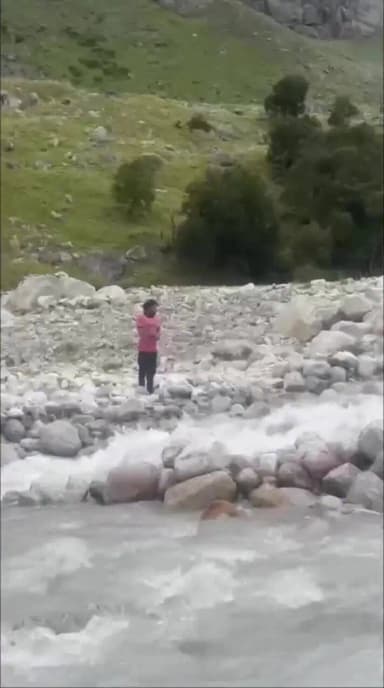 चमोली: बद्रीनाथ में अचानक बाढ़ से फंसे पर्यटक को स्थानीय युवाओं और एसडीआरएफ ने बचाया