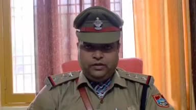 सितारगंज: विभिन्न सरकारी एवं गैर सरकारी संस्थानों में ध्वजारोहण कर विजेन्द्र शाह, प्रभारी निरीक्षक, कोतवाली खटीमा।