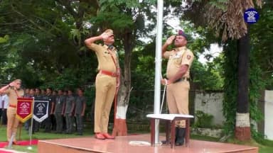 गडचिरोली पोलीस दलातर्फे 80 वा स्वातंत्र्य दिन उत्साहात साजरा!
पोलीस अधीक्षक कार्यालय, गडचिरोली येथे पोलीस अधीक्षक श्री. एम. रमेश यांच्या हस्ते ध्वजारोहण करून स्वातंत्र्य दिन उत्साहपूर्ण वातावरणात साजरा करण्यात आला.
याप्रसंगी राष्ट्रपतींचे पोलीस शौर्य पदक व गुणवत्तापूर्ण सेवेसाठी पदक जाहीर झालेल्या अधिकारी व अंमलदारांचा सन्मान करण्यात आला. तसेच वेगवर्धित पदोन्नती मिळालेले अधिकारी व अंमलदार, उत्कृष्ट व अतिउत्कृष्ट सेवा पदकप्राप्त अधिकारी व अंमलदार यांना शुभेच्छा देण्यात आल्या. 05 पोलीस अधिकारी व अंमलदारांना प्रातिनिधिक स्वरूपात सी-60 सेवा पदक प्रदान करण्यात आले.
पोलीस अधीक्षक श्री. एम. रमेश यांनी शहीद कुटुंबीयांची भेट घेऊन त्यांच्या अडचणी जाणून घेतल्या व उपस्थित सर्वांना स्वातंत्र्य दिनाच्या शुभेच्छा दिल्या.
गडचिरोलीत स्वातंत्र्याचा उत्सव!
#GadchiroliPolice #IndependenceDay2026 #स्वातंत्र्यदिन #MaharashtraPolice #JaiHind