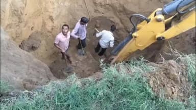 देवबंद: नलकूप के 30 फीट गहरे गड्ढे में मिट्टी धंसने से ताऊ और 12 वर्षीय भतीजा दबे, हादसे में ताऊ की मौत, भतीजे की तलाश जारी