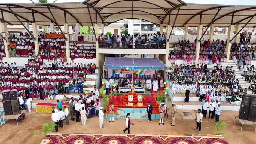 ಹಡಗಲಿ: ಹೂವಿನ ಹಡಗಲಿ ಪಟ್ಟಣದಲ್ಲಿ ತಾಲೂಕು ಆಡಳಿತದ ವತಿಯಿಂದ 80ನೇ ಸ್ವಾತಂತ್ರ್ಯೋತ್ಸವ ದಿನ ಆಚರಣೆ