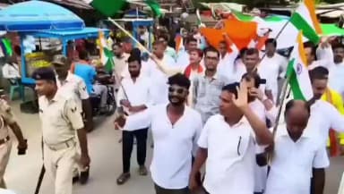 देसरी: देसरी प्रखंड क्षेत्र के बिलट चौक के पास शाम तिरंगा यात्रा निकाला गया है तिरंगा यात्रा में भाड़ी संख्या में लोग हुए उपस्थि