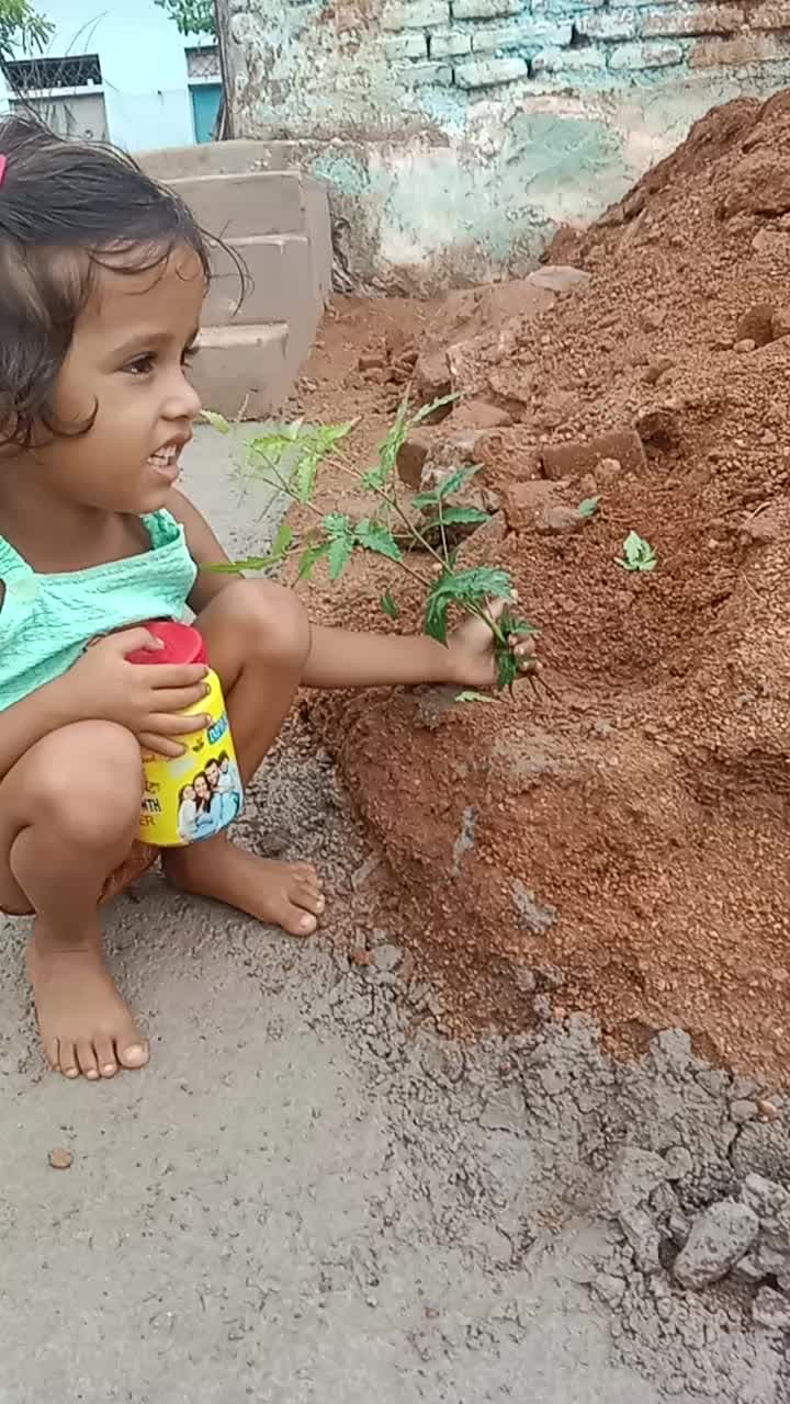 बिटिया रानी ने पेड़ लगाते हुए वातावरण में