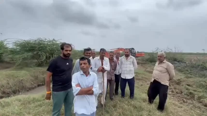 પોરબંદર શહેર: બાપોદર ગામ ખાતે સિંચાઈ માટે કેનાલનું કામ શરૂ, ગ્રામજનોએ ધારાસભ્ય કાંધલ જાડેજાનો આભાર વ્યક્ત કર્યો