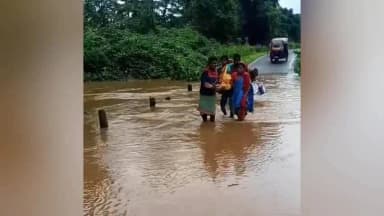 ଦେବଗଡ: କାଳିଆପାଳ ଗାଁକୁ ଯୋଗାଯୋଗ ବିଛିନ୍ନ; ପୋଲ ଉପରେ ଆଣ୍ଠୁଏ ବନ୍ୟାପାଣି, ଅଧାରେ ଅଟକିଲା ଆମ୍ବୁଲାନ୍ସ, ବୁହାହେଲେ ଗର୍ଭବତୀ ମହିଳା