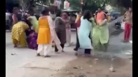 फर्रुखाबाद: कादरीगेट तिराहा के पास महिलाओं के दो पक्ष आपस में भिड़े, जमकर हुई मारपीट का वीडियो वायरल