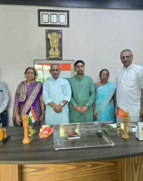 છોટાઉદેપુર: સાંસદ જશુભાઈ અને મુકેશ રાઠવાને બહેનો દ્વારા પવિત્ર રાખડી બાંધી રક્ષાબંધનની ઉજવણી