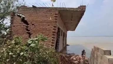 कायमगंज: शमशाबाद क्षेत्र में गंगा कटान से कई मकान नदी में समाए, गांव कटरी तौफीक में एक मकान का गंगा में समाने का वीडियो आया सामने