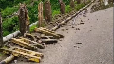 बैजनाथ: बैजनाथ में बिनवा पुल से खड्ड में गिरा कैंटर, मलबे में सुरक्षित मिली हनुमान की तस्वीर