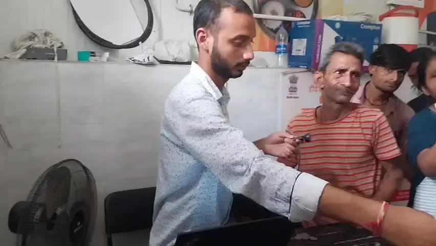 पूर्व प्रधानमंत्री अटल बिहारी वाजपेई की पुण्यतिथि पर, कालकाजी में अटल कैंटीन पर लोगों की भीड़ उमड़ी