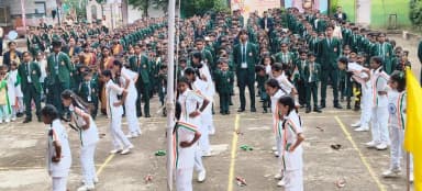 नगरी: जीनियस पब्लिक स्कूल में पत्रकारों द्वारा कराया गया ध्वजारोहण, रंगारंग कार्यक्रम हुए प्रदर्शित
