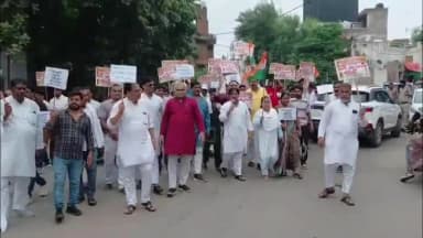 ग्वालियर गिर्द: बदहाल सड़कों को लेकर कांग्रेस ने किया प्रदर्शन, निकाली रैली