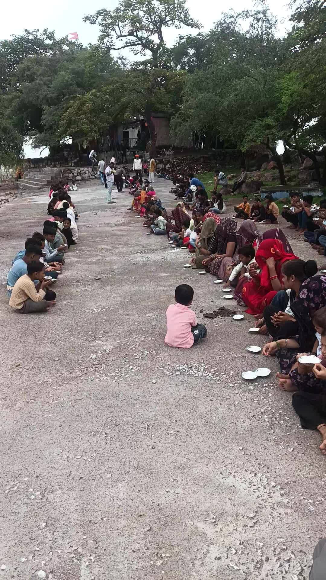 पिछोर, नया चौराहा श्रीनगर चकरा र सरकार पर हर रविवार को दरबार लगता हैं लोगों की हर मनोकामना पूरी होती हैं एवं सुंदर कांड