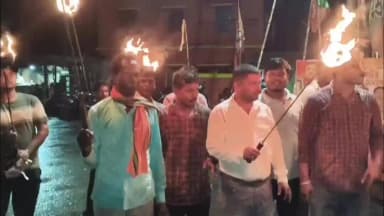 নয়াগ্রাম: বৃষ্টিভেজা সন্ধ্যায় মশাল হাতে প্রতিবাদ,নয়াগ্রামে বিজেপি যুব মোর্চার মিছিল,নিশানায় জাতীয় কংগ্রেসের চেয়ারপারসন