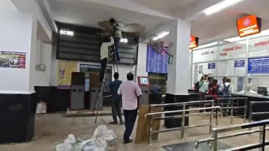 मानिकपुर: मानिकपुर रेलवे स्टेशन पर टिकट वेंडिंग मशीन पर गिरा प्लास्टर, दो युवक हुए घायल