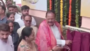 नजफगढ़: दिल्ली की मुख्यमंत्री रेखा गुप्ता ने विश्वविद्यालय मेट्रो स्टेशन के पास अटल कैंटीन का उद्घाटन किया