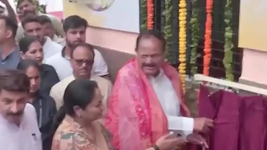 नजफगढ़: दिल्ली की मुख्यमंत्री रेखा गुप्ता ने विश्वविद्यालय मेट्रो स्टेशन के पास अटल कैंटीन का उद्घाटन किया