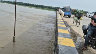 डुमरी कटसरी: शिवहर में बागमती की धार में पानी से आवागमन ठप्प, बच्चों की पढ़ाई प्रभावित