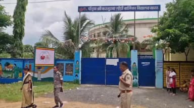 सारठ: कस्तूरबा स्कूल की छात्राओं के हंगामे की सूचना पर थानेदार ने समझाया, वार्डन से भी मामले को जाना व अभिभावकों को दिए नसीहत