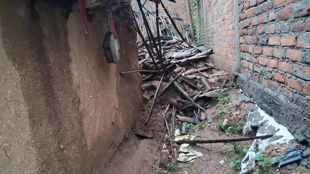 दूधी .. ग्राम झारो खुर्द का बारिश होने का कारण एक घर गिर चुका रामकिशन पाल का 16 अगस्त 1 -00 रात के 1 baje