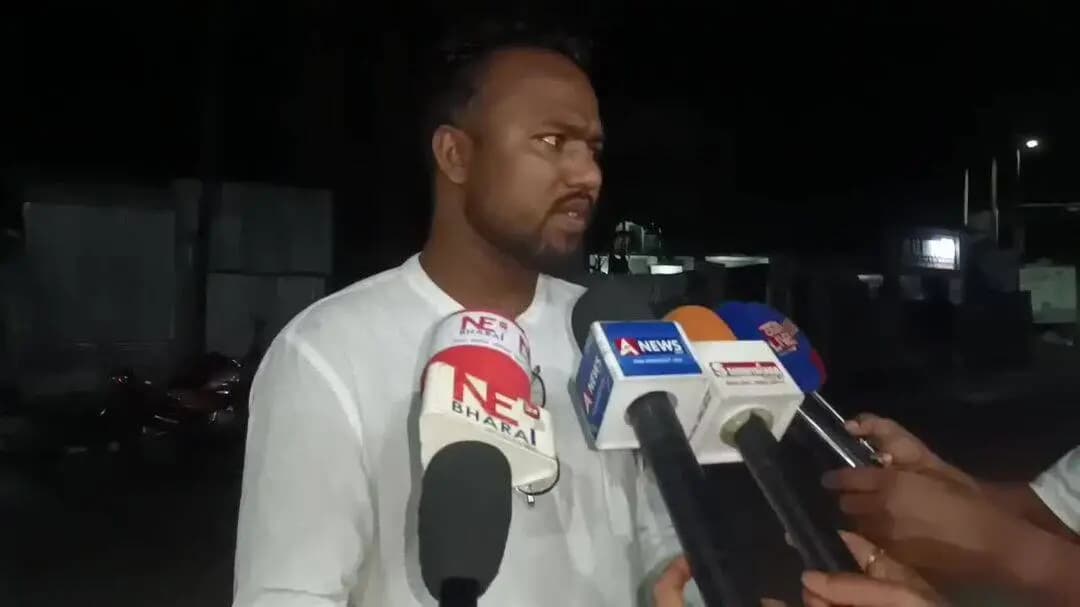 বিলাসীপাৰা ভাগ: বিলাসীপাৰা চহৰত মাজ নিশা স্মাৰ্ট পয়েন্টৰ প্ৰথম মহলাৰ পৰা পৰি মৃত্যু কৰ্মচাৰীৰ সন্দৰ্ভত স্থানীয় ৰাইজৰ প্ৰতিক্ৰিয়া।