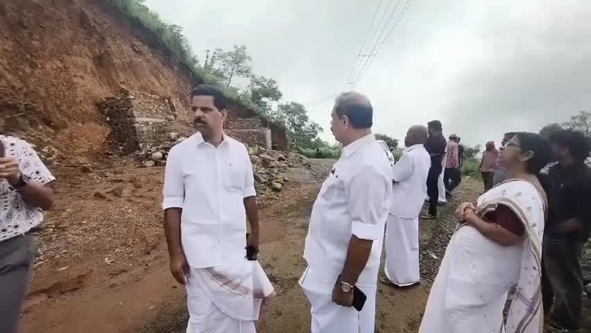 കണ്ണൂർ: പാലക്കയം തട്ടിൽ റവന്യൂ ഭൂമിയിലെ നിർമാണ പ്രവൃത്തി നിർത്തിവെക്കാൻ കളക്ടർ ഉത്തരവിട്ടു