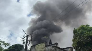 মাটিগাড়া: শিলিগুড়ির সেবক রোডে প্লাস্টিক গোডাউনে ভয়াবহ আগুন, হতাহতের খবর নেই