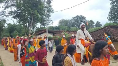 पाकरटांड: सावन के तीसरी सोमवारी के मौके पर रामरेखा धाम में जलाभिषेक के लिए शंख नदी से हजारों कांवरिया हुए रवाना