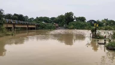 গোপীবল্লভপুর ২: টানা বৃষ্টির কারনে তপশিয়ার কজওয়ের উপর দিয়ে বইছে কাঁথুয়া খালের জল,যোগাযোগ বিচ্ছিন্ন,চরম সমস্যায় সাধারণ মানুষজন