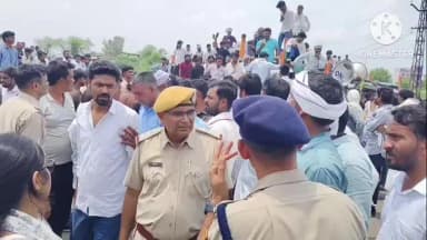 दौसा: ज़िला प्रशासन और पुलिस प्रशासन के आला अधिकारी गुप्तेश्वर रोड पायलेट स्टेडियम पहुंचे, ट्रैक्टर चालकों से की वार्ता