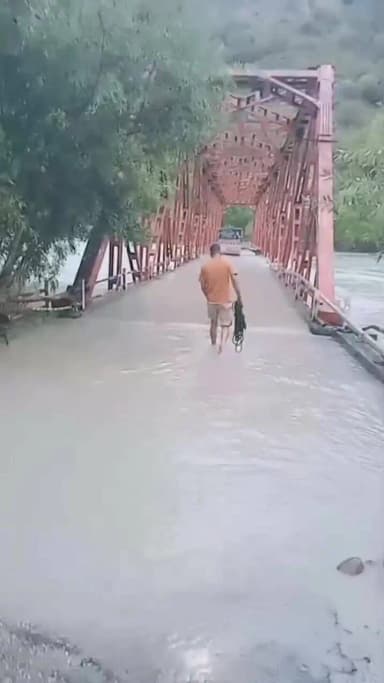 लाहौल: चंद्रभागा नदी के बढ़े जलस्तर से जोबरंग पुल पर ट्रक फंसा, वीडियो वायरल