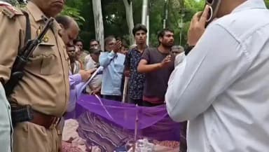 ललितपुर: जमीनी विवाद में भाई ने भाई पर किया हमला, चारपाई पर पीड़ित को लेकर जिला अधिकारी आवास पहुंचे लोग