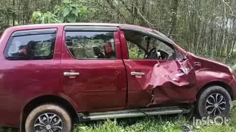 റാന്നി: വടശേരിക്കര -കുമ്പളത്താമൺ റോഡിൽ കാർ യാത്രക്കാർക്ക് നേരെ കാട്ടാനയുടെ ആക്രമണം